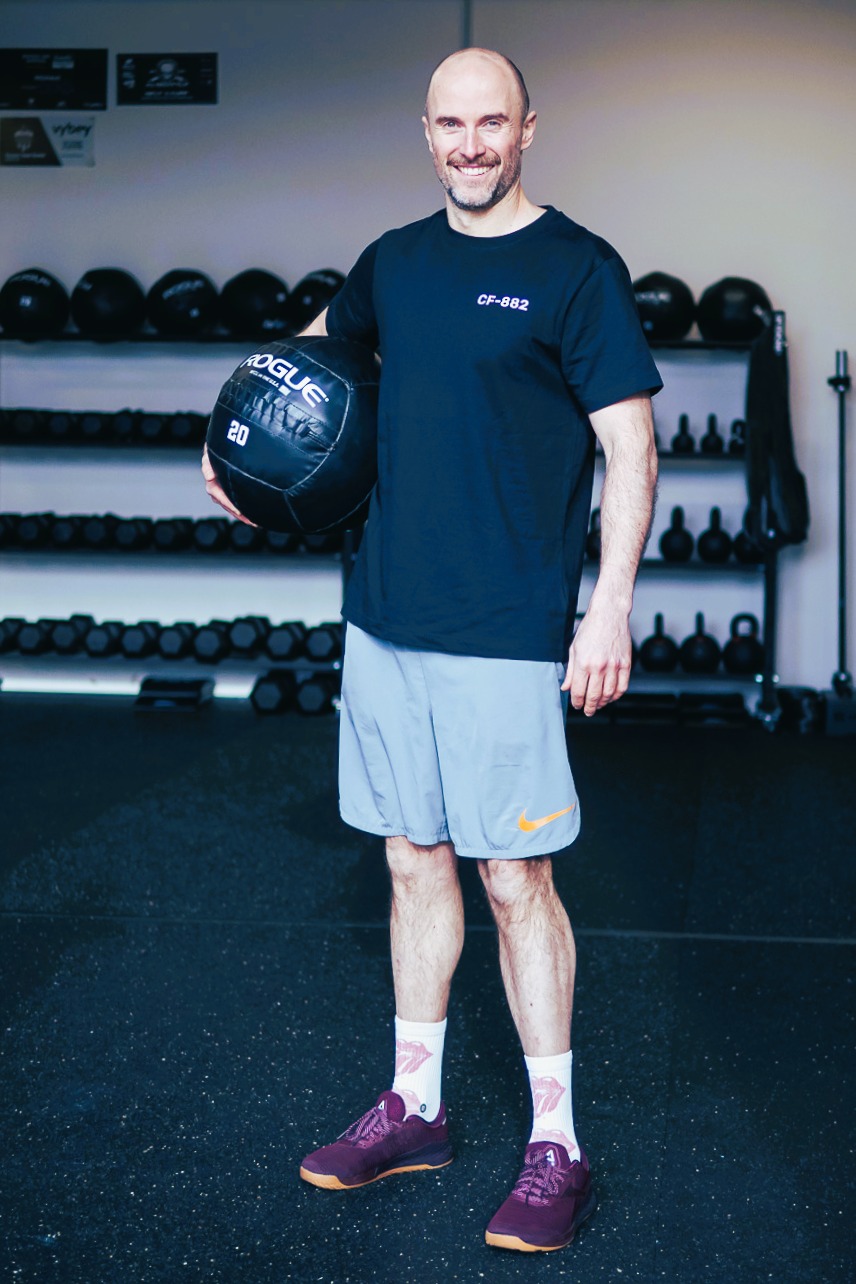 Mathias stehend mit Medizinball unter dem Arm